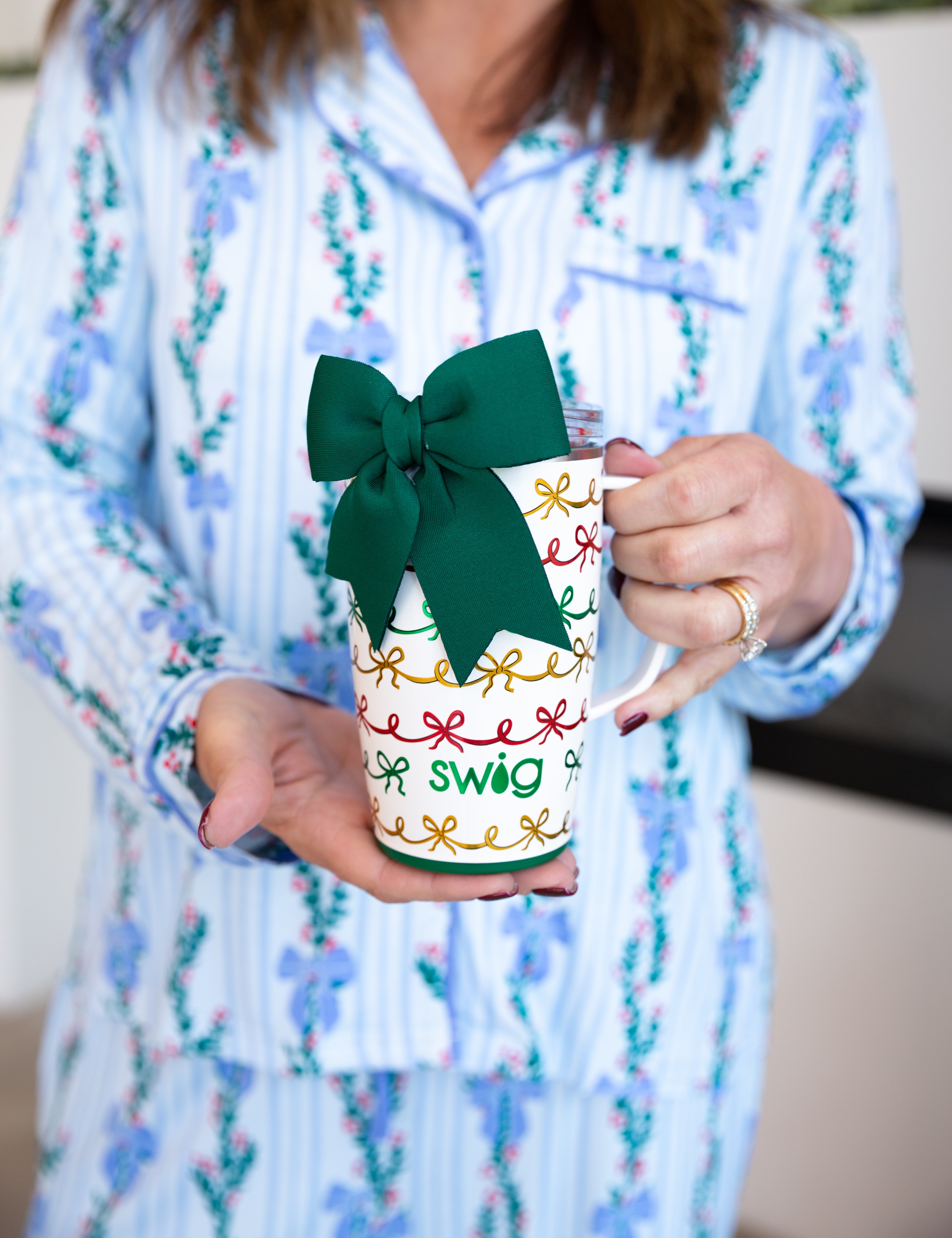 SWIG - Christmas Bows Travel Mug 18oz-140 Gifts + Home-SWIG-July & June Women's Fashion Boutique Located in San Antonio, Texas